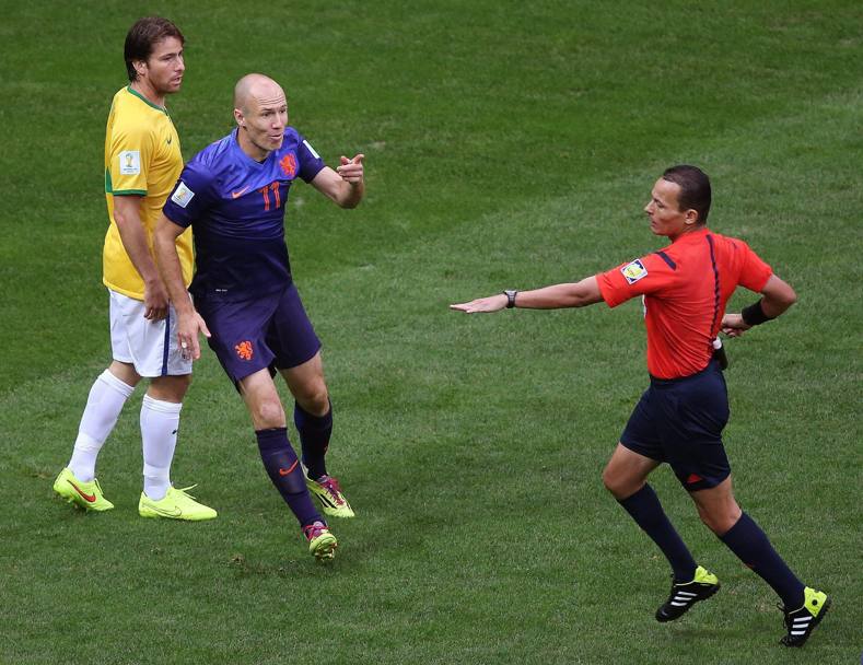 Robben chiede l&#39;espulsione e ottiene il rigore. Epa